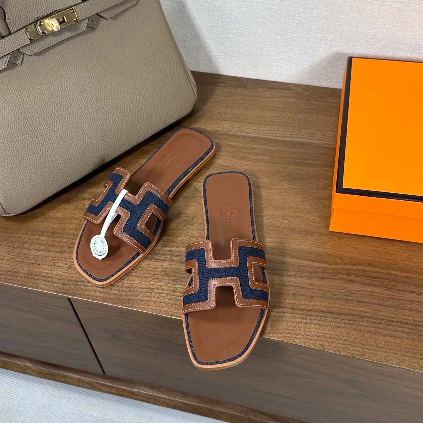 👟👟Ex-factory price 440👟👟 Hermes Hermes H slippers Oasis sandals series——————————Fashionable and versatile Super comfortable Every detail is made to the extreme Original swift calfskin Original 1:1 exclusive private mold upper/original leather outsole ▪️Packaging: Each pair of shoes comes with packaging ▪️SIZE: 35~42 (.40.41.42 customization is non-refundable and non-exchangeable)